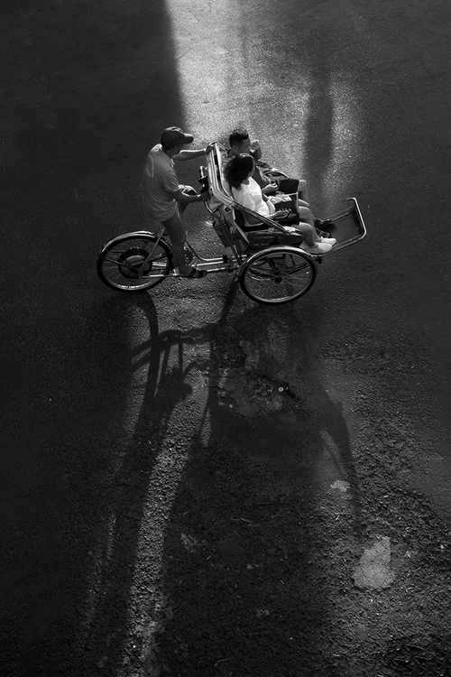 Nhiếp ảnh gia Nguyễn An Di - Street Life Tourists traveling by cyclo